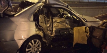 Ataşehir’de kontrolden çıkan otomobil bariyerlere ok gibi saplandı: 1 Ağır yaralı