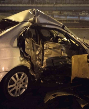 Ataşehir’de kontrolden çıkan otomobil bariyerlere ok gibi saplandı: 1 Ağır yaralı