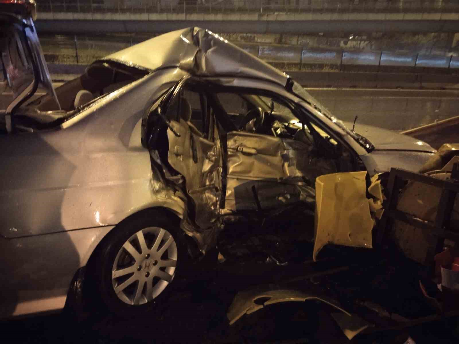 Ataşehir’de kontrolden çıkan otomobil bariyerlere ok gibi saplandı: 1 Ağır yaralı