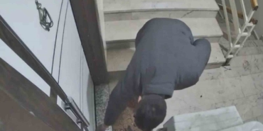 Kapı kapı para topladı, gözü kargoda kaldı: Güvenlik kamerası hırsızlığa engel oldu