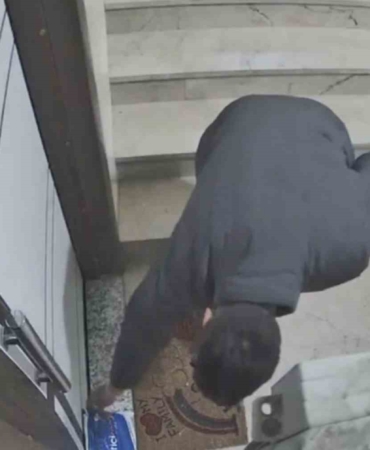 Kapı kapı para topladı, gözü kargoda kaldı: Güvenlik kamerası hırsızlığa engel oldu