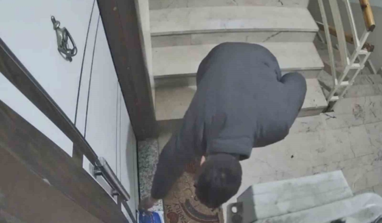 Kapı kapı para topladı, gözü kargoda kaldı: Güvenlik kamerası hırsızlığa engel oldu
