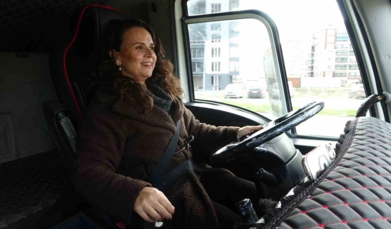 Büyük araçlara küçüklüğünden beri hayranlık duyan Buket, 3 yıldır ağır vasıta eğitmenliği yapıyor
