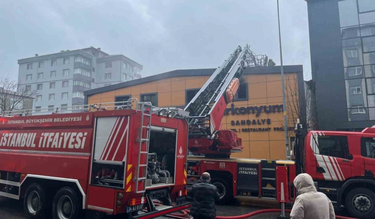 Ataşehir’de metal imalathanesinde yangın paniği