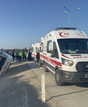 Çanakkale’de yolcu minibüsü devrildi: 8 yaralı