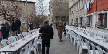 İstanbul’da komşuluk geleneğini sürdüren mahalle aynı sofrada 11’inci kez iftar yaptı