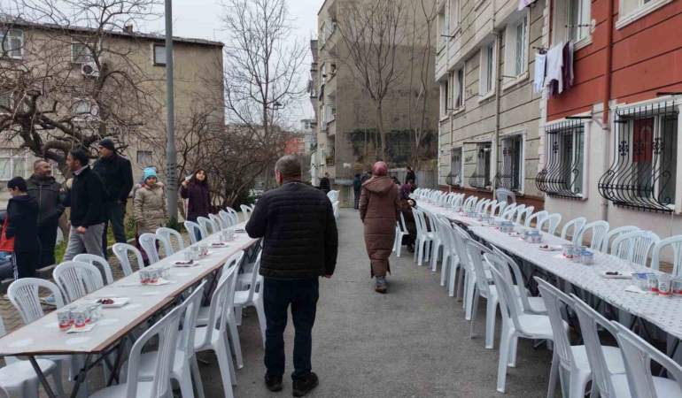 İstanbul’da komşuluk geleneğini sürdüren mahalle aynı sofrada 11’inci kez iftar yaptı
