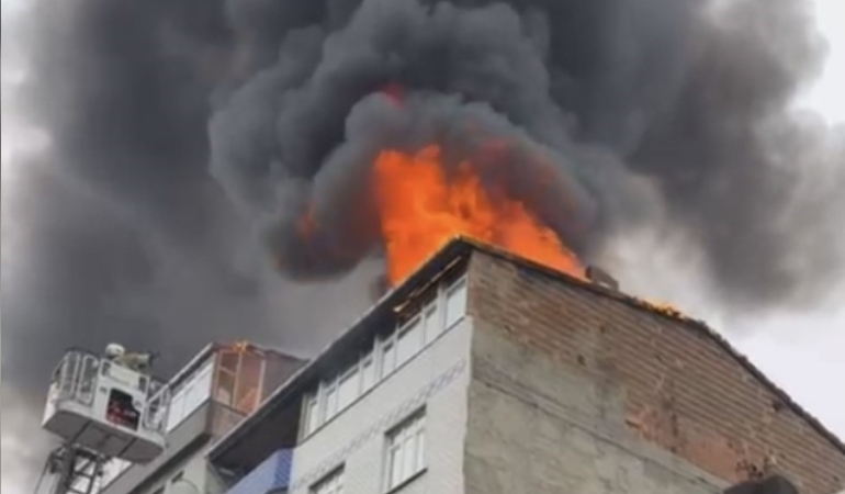Sultangazi’de 6 katlı binada yangın paniği yaşandı, 2 kişi dumandan etkilendi