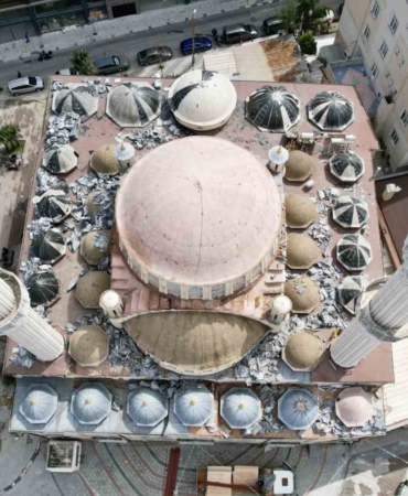 Arnavutköy’ün simgesi 46 yıllık Merkez Camii yıkılıyor
