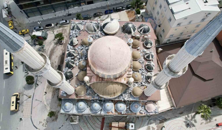 Arnavutköy’ün simgesi 46 yıllık Merkez Camii yıkılıyor