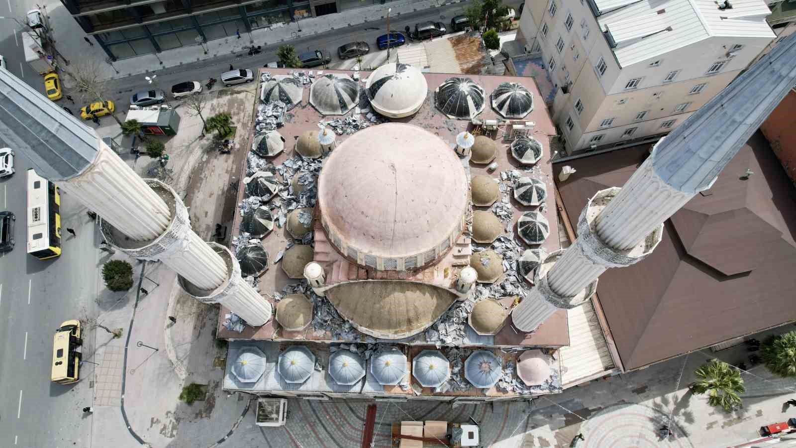 Arnavutköy’ün simgesi 46 yıllık Merkez Camii yıkılıyor