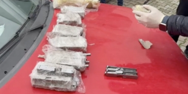 Otomobilin kapılarına zulalanmış cephanelik polis ekiplerince yakalandı