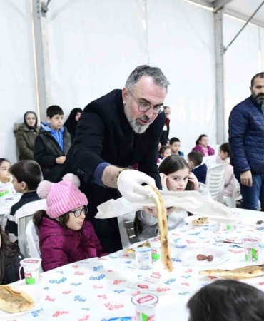 Kestelli çocuklar, tekne oruçlarını birlikte açtı