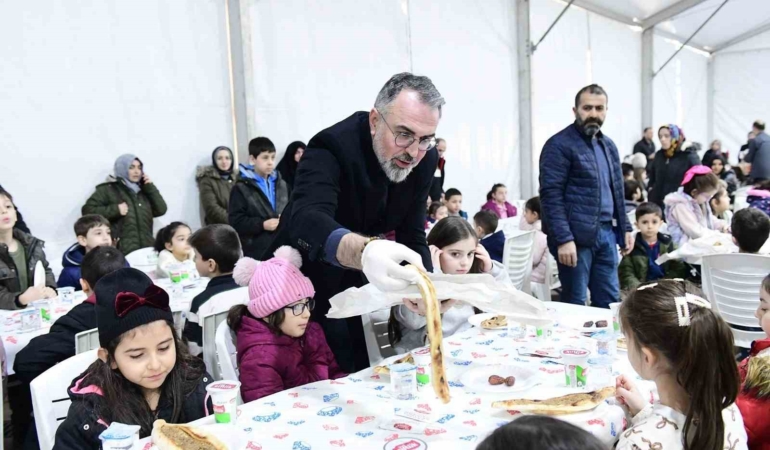 Kestelli çocuklar, tekne oruçlarını birlikte açtı