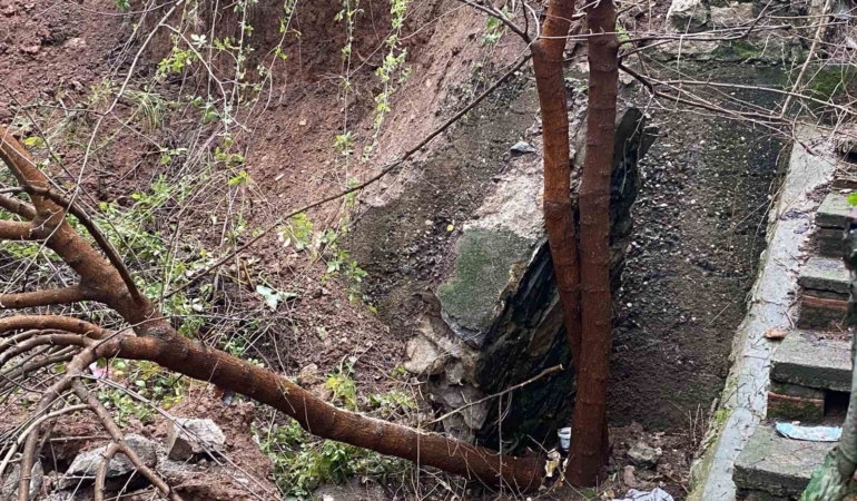 Bursa’da yağış sonrası istinat duvarı çöktü