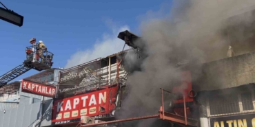 Zeytinburnu’nda sanayide çıkan yangın havadan görüntülendi