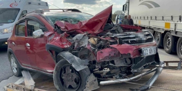 Edirne’de otomobil tıra çarptı, 1 kişi yaralandı: Kaza anı kamerada