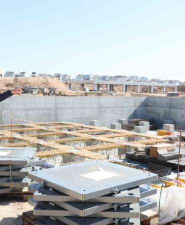 Çayırova Devlet Hastanesi inşaatında deprem izolatörlerinin montajına başlandı