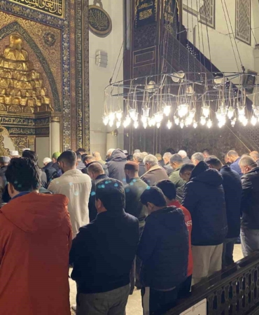 Bursa’da Muhsin Yazıcıoğlu için Ulucami’de mevlid okutuldu, helva ikram edildi