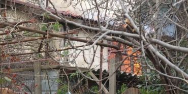 Pendik’te tek katlı ev alevlere teslim oldu