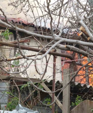 Pendik’te tek katlı ev alevlere teslim oldu