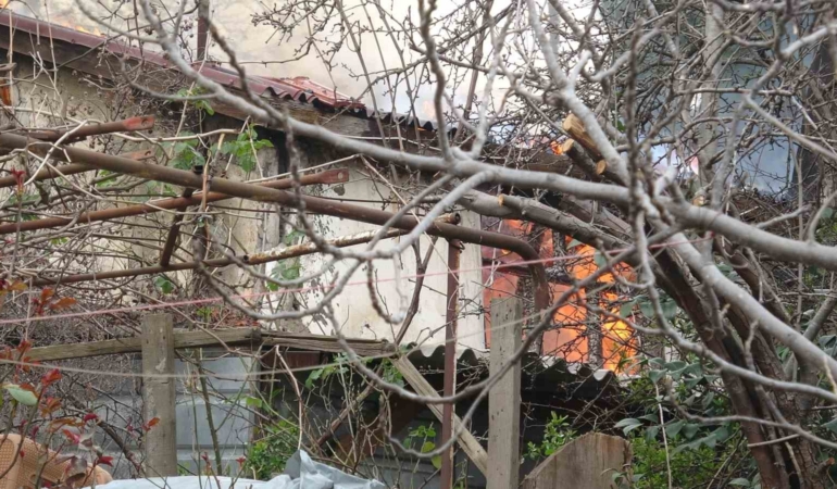 Pendik’te tek katlı ev alevlere teslim oldu