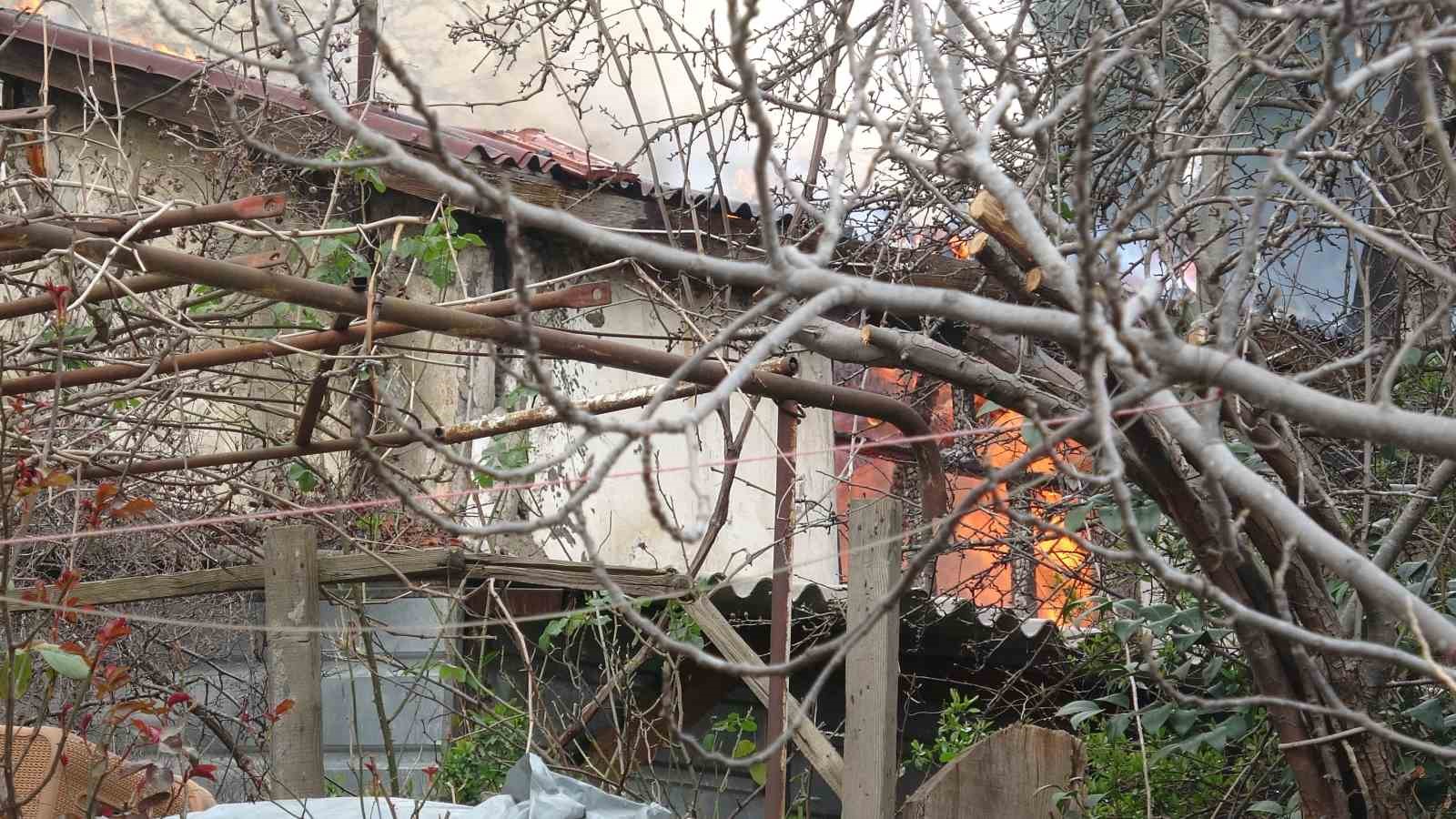 Pendik’te tek katlı ev alevlere teslim oldu