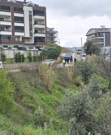 Mudanya’da yağmur sonrası site önündeki yol çöktü