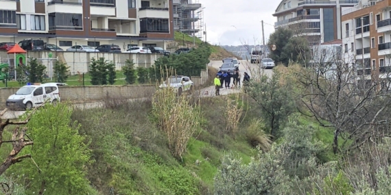 Mudanya’da yağmur sonrası site önündeki yol çöktü