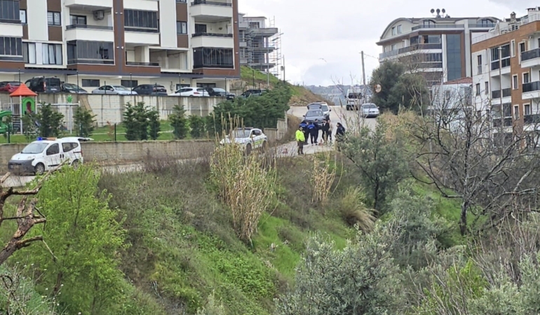 Mudanya’da yağmur sonrası site önündeki yol çöktü