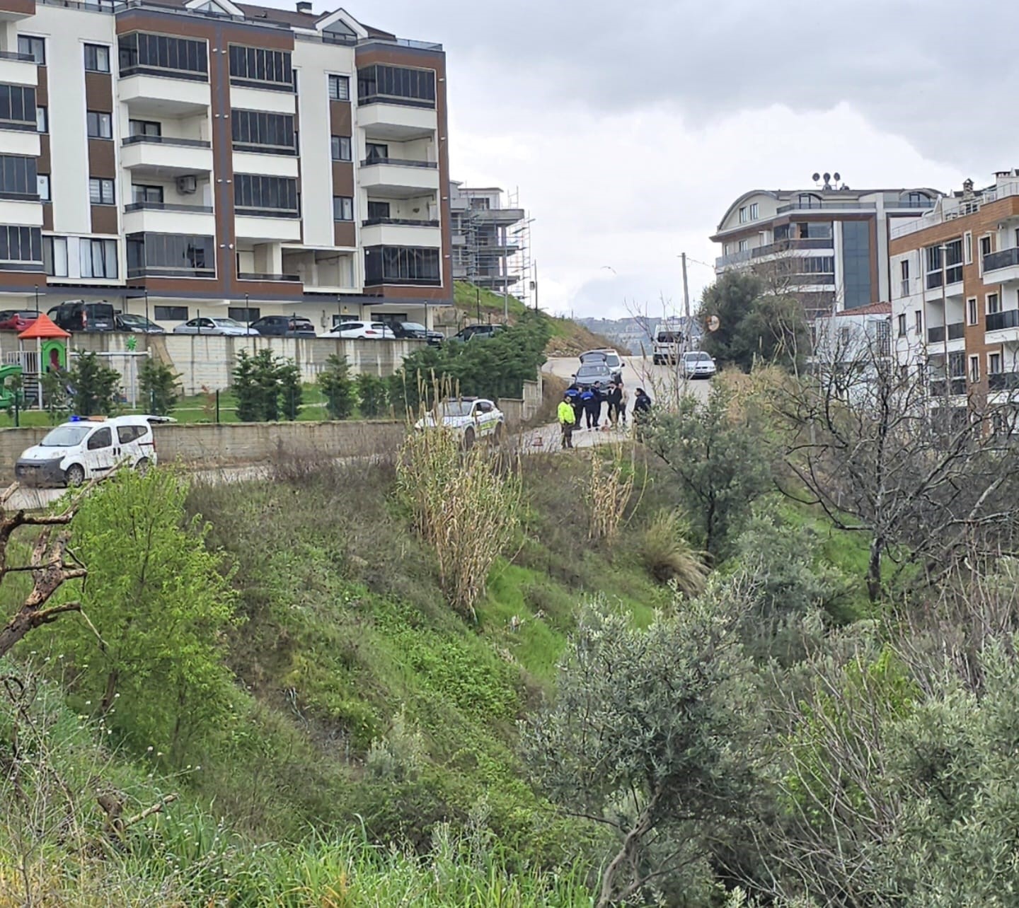 Mudanya’da yağmur sonrası site önündeki yol çöktü