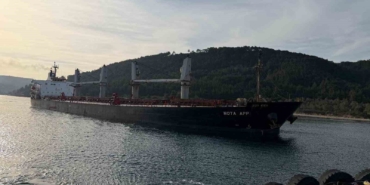 Çanakkale Boğazı’nda makina arızası nedeniyle karaya oturan gemi kurtarıldı