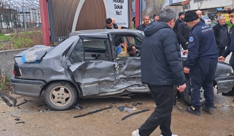 2 aracın karıştığı kazada 4’ü çocuk 9 kişi yaralandı