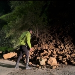 Araç kazayı kıl payı böyle atlattı, heyelanla düşen kayalar yola savruldu