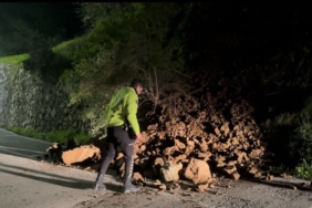 Araç kazayı kıl payı böyle atlattı, heyelanla düşen kayalar yola savruldu