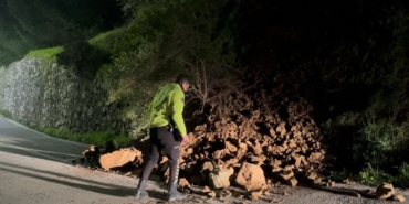 Araç kazayı kıl payı böyle atlattı, heyelanla düşen kayalar yola savruldu