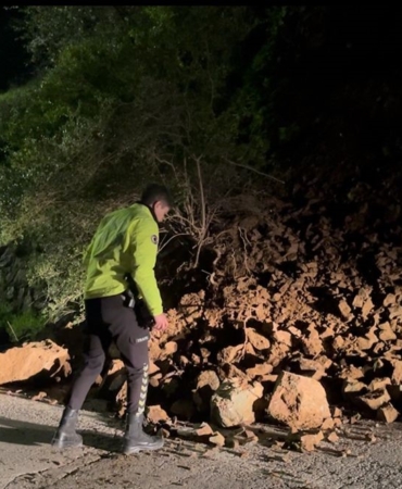 Araç kazayı kıl payı böyle atlattı, heyelanla düşen kayalar yola savruldu