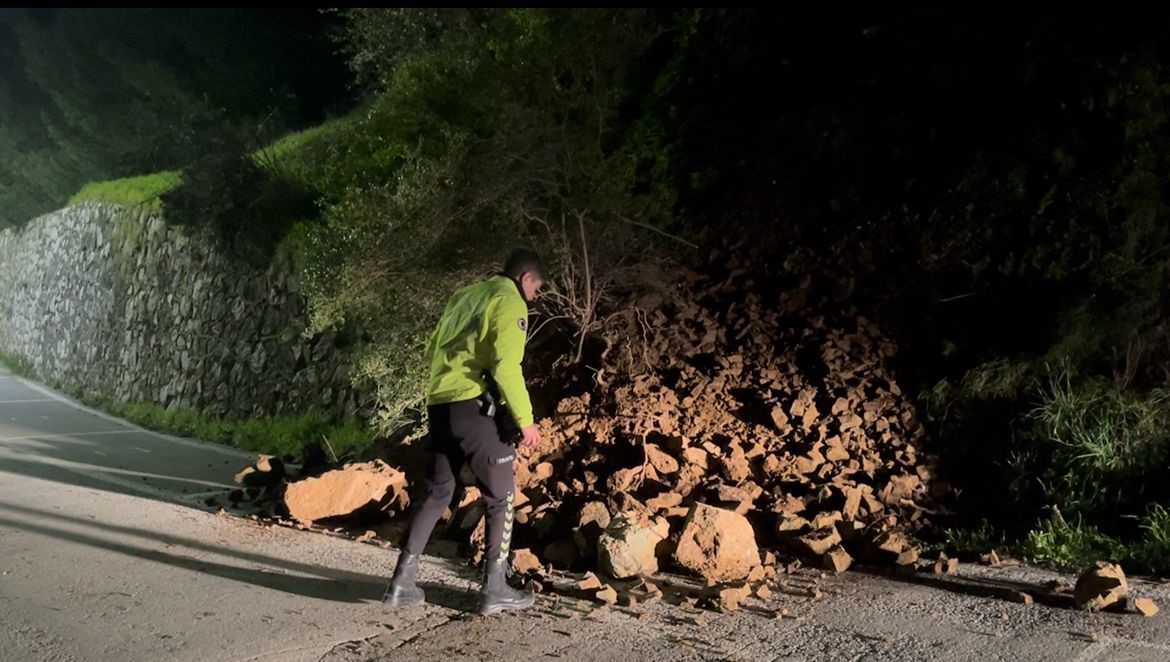 Araç kazayı kıl payı böyle atlattı, heyelanla düşen kayalar yola savruldu