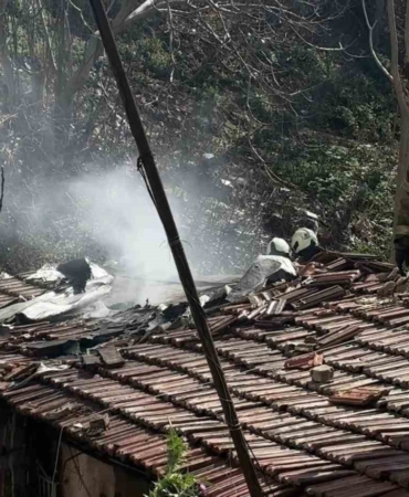 Kağıthane’de korkutan gecekondu yangını, evi yanan kadını mahalleli teselli etti