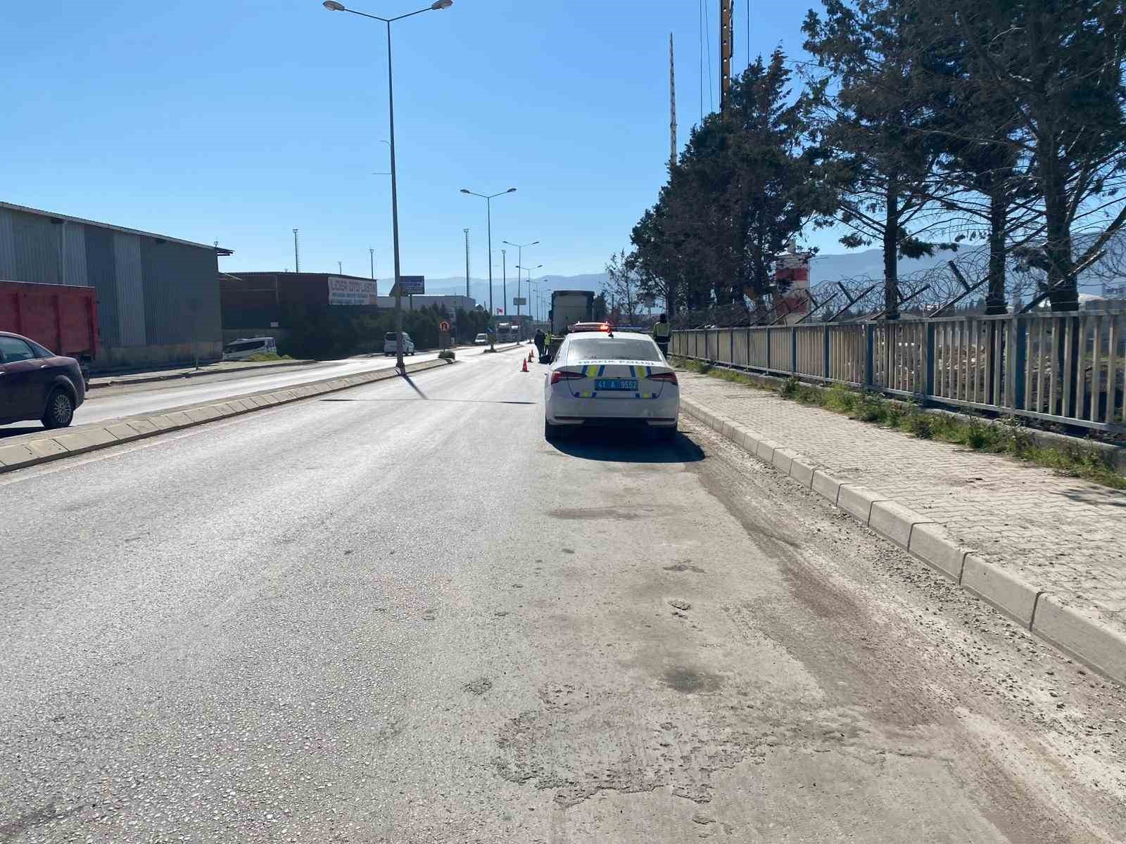 İki tırın arasında feci ölüm