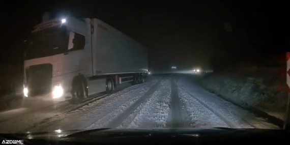 İnegöl karayolunda etkili olan kar yağışı sürücülere zor anlar yaşattı
