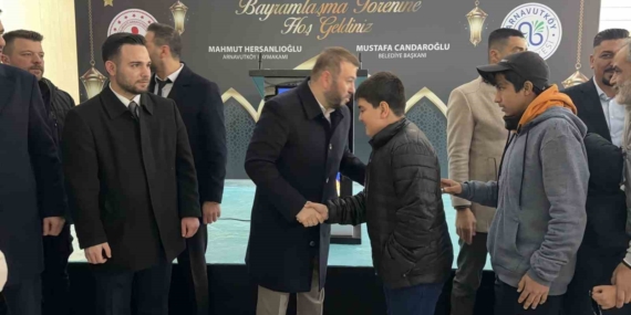 Arnavutköy’de bayram namazı sonrası ilçe protokolü vatandaşlarla bayramlaştı