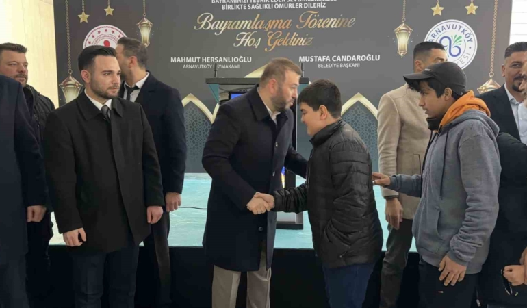 Arnavutköy’de bayram namazı sonrası ilçe protokolü vatandaşlarla bayramlaştı