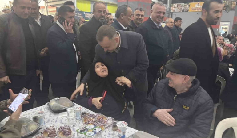 Ezine’de 10 bin kişi iftar sofrasında buluştu