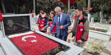 Tekirdağ’da şehit mezarlarına karanfil bırakıldı