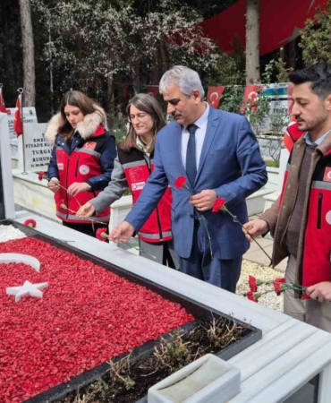 Tekirdağ’da şehit mezarlarına karanfil bırakıldı