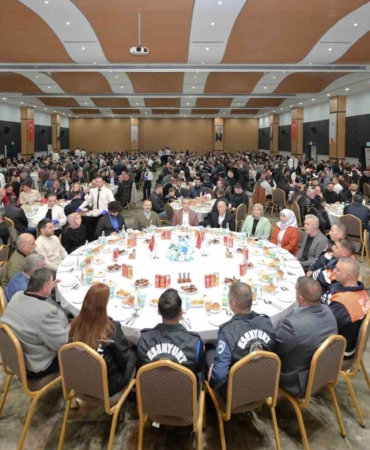 Esenyurt Belediye Başkan Vekili Can Aksoy, belediye personeli ile iftar programında bir araya geldi