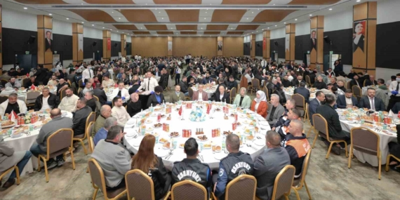 Esenyurt Belediye Başkan Vekili Can Aksoy, belediye personeli ile iftar programında bir araya geldi