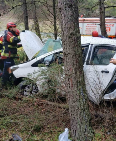 Balıkesir’de otomobil ormanlık alana uçtu: 2 yaralı