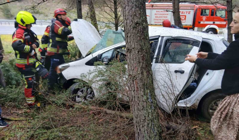 Balıkesir’de otomobil ormanlık alana uçtu: 2 yaralı